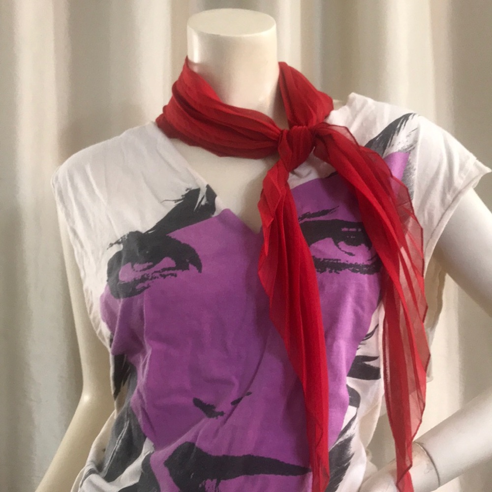 Red pleated sheer scarf 💃🏽